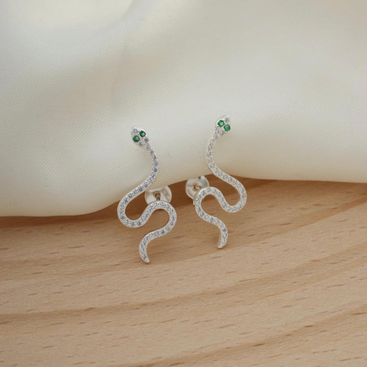 Brinco Cobra Olho Verde