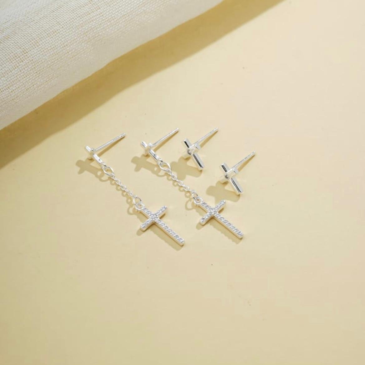 Brinco duplo Cruz + Corrente Cruz Zircônias