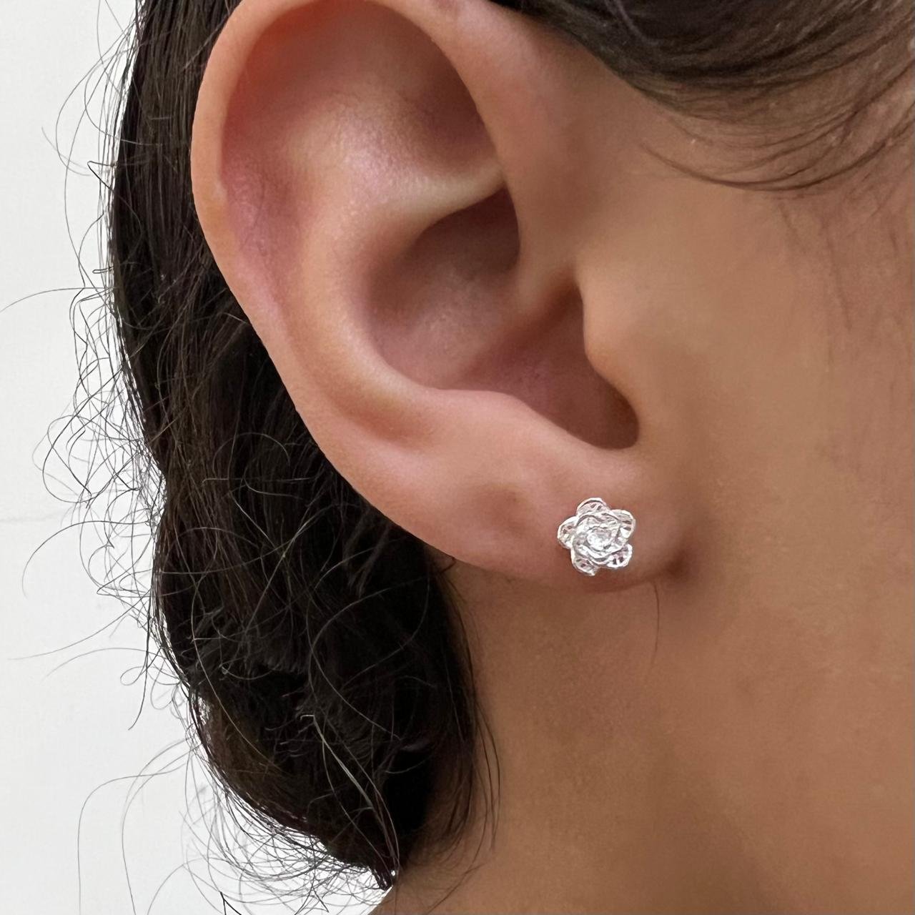 Brinco Mini Flor Renda Italiana