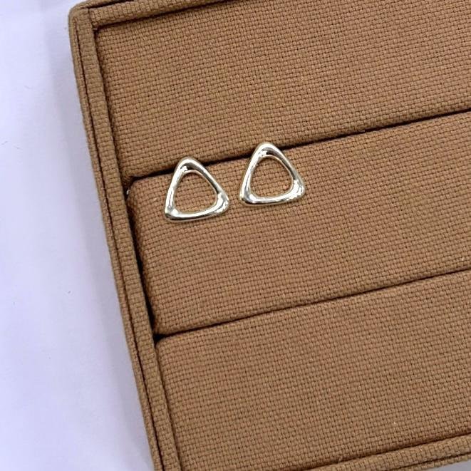 Brinco Triangulo Vazado Orgânico Prata 925